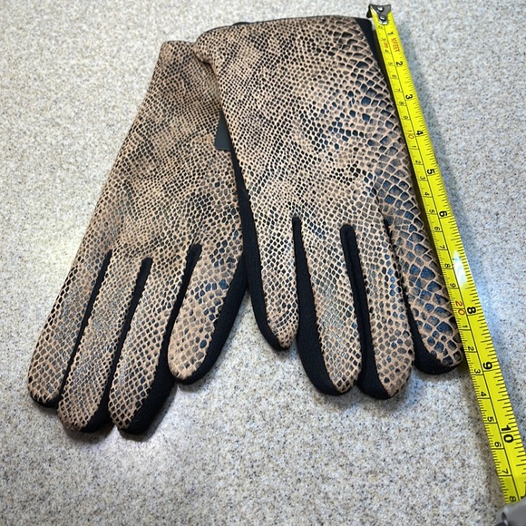 Snake 🐍 look GLOVES 🧤 BLACK AND BROWN LOVE ❤️ THE FAUX SNAKE SKIN LOOK. - Picture 2 of 6